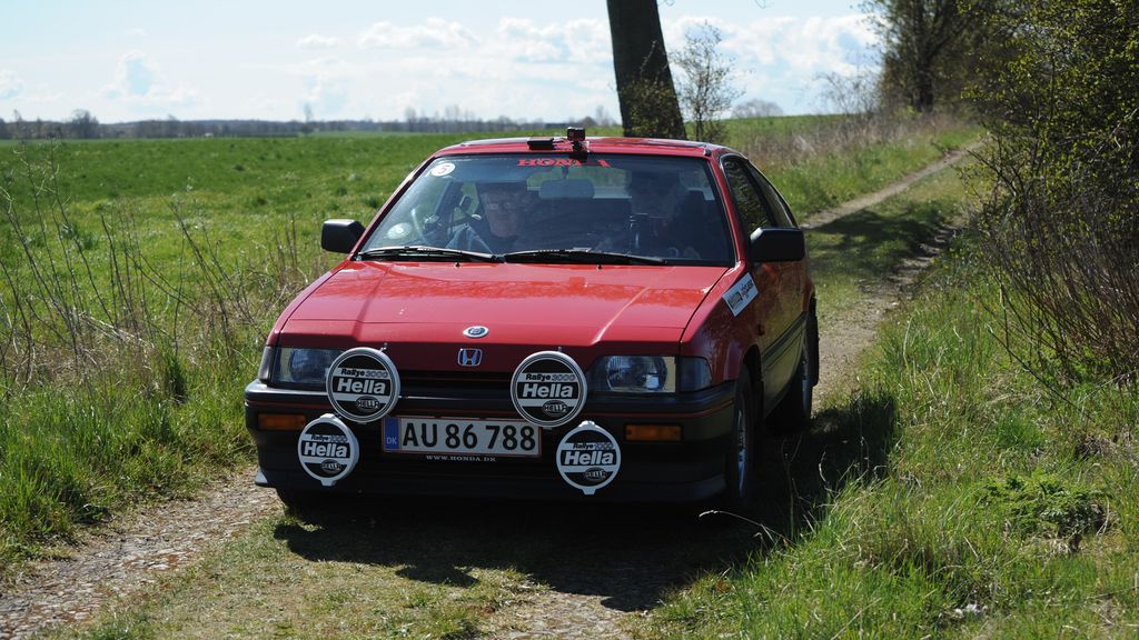 I bil-O-løb kommer man ind imellem udenfor asfaltvejene, men altid på godt fast underlag
(Foto: Viggo Johansen, rallypics.dk)